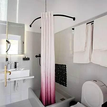 Apsenti Couples Only Apartahotel